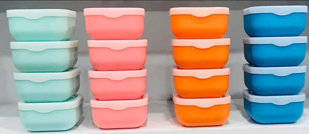 4-piece square plastic bowl set, also referred to as a "Splash Bowl Set" or "Quadro Bowl Set".